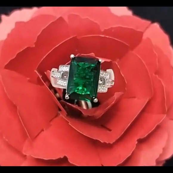 Emerald Lab Created Green Cocktail Engagement Ring Silver .925 Size 5 New Years - Picture 7 of 9